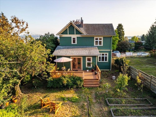 848 6Th Street E, North Vancouver, BC 