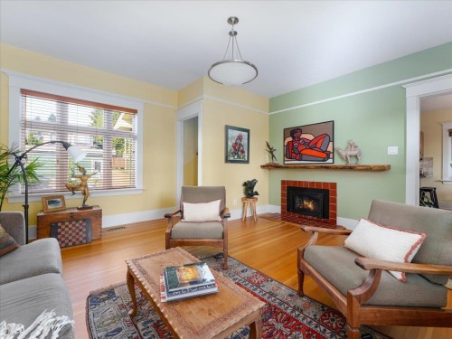 848 6Th Street E, North Vancouver, BC 