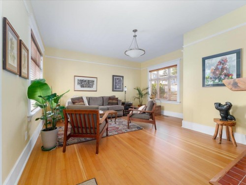 848 6Th Street E, North Vancouver, BC 