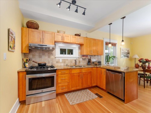 848 6Th Street E, North Vancouver, BC 