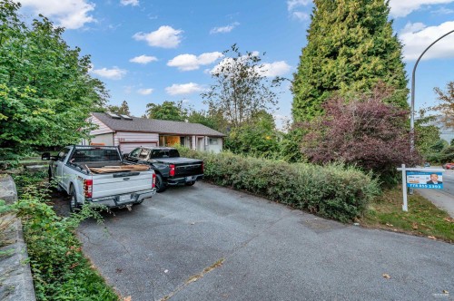 929 Clarke Road  Port Moody, BC V3H 1M1