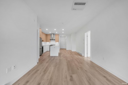 319-7599 15Th Street, Burnaby, BC 