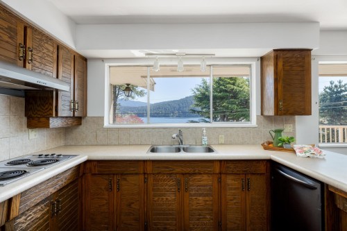 587 Beachview Drive, North Vancouver, BC 