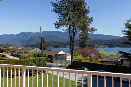 587 Beachview Drive, North Vancouver, BC 