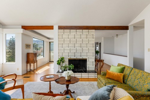 587 Beachview Drive, North Vancouver, BC 