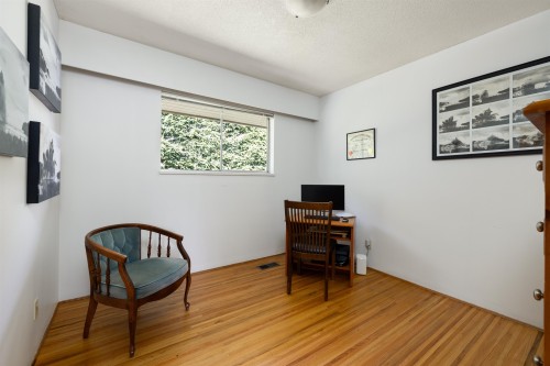 587 Beachview Drive, North Vancouver, BC 