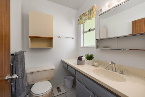 587 Beachview Drive, North Vancouver, BC 