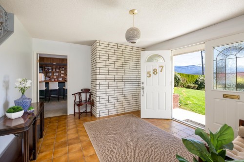 587 Beachview Drive, North Vancouver, BC 