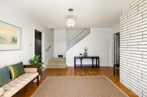 587 Beachview Drive, North Vancouver, BC 