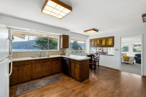 587 Beachview Drive, North Vancouver, BC 