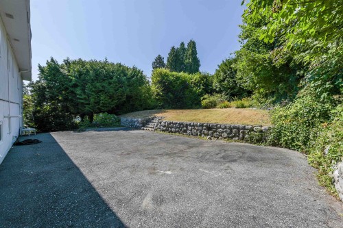 2365 Queens Avenue, West Vancouver, BC 