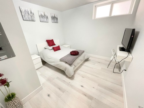 2460 19Th Avenue E, Vancouver, BC 