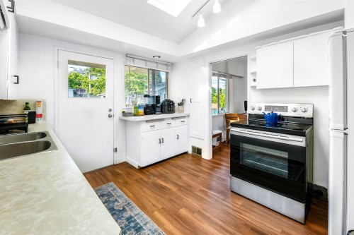 822 4Th Street E, North Vancouver, BC 