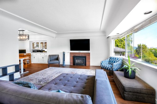 822 4Th Street E, North Vancouver, BC 