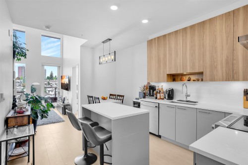 605-7588 16Th Street, Burnaby, BC 