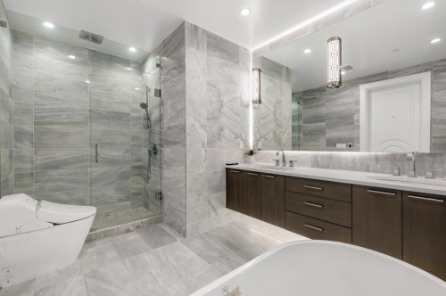 204-1009 Laurier Avenue, Vancouver, BC 