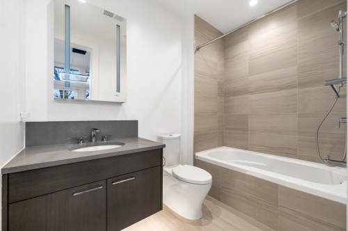 204-1009 Laurier Avenue, Vancouver, BC 