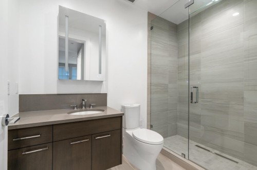 204-1009 Laurier Avenue, Vancouver, BC 