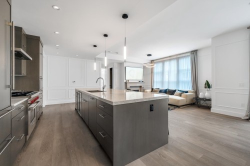 204-1009 Laurier Avenue, Vancouver, BC 