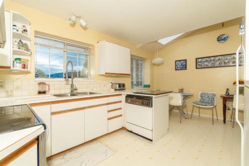 100 Kensington Road E, North Vancouver, BC 