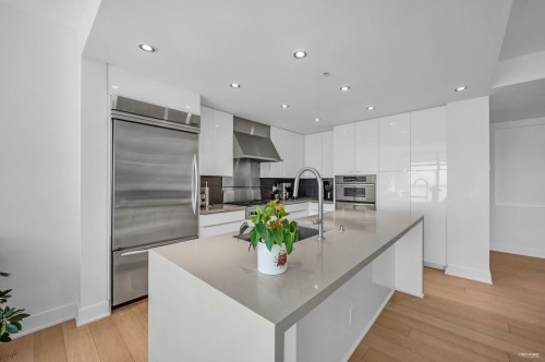 401-3315 Cypress Place, West Vancouver, BC 