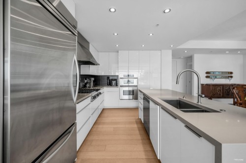 401-3315 Cypress Place, West Vancouver, BC 