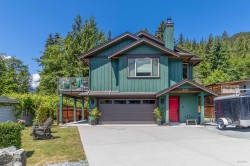 746 Upper Crescent  Squamish, BC V8B 1J2