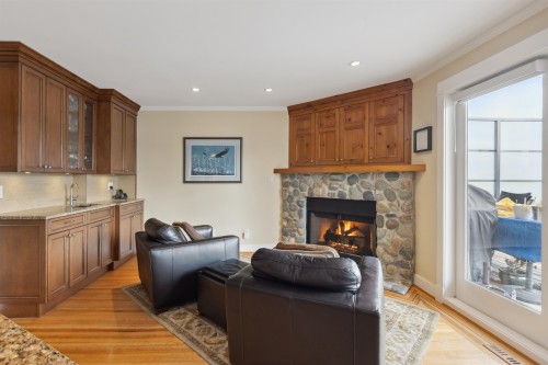 1274 Esquimalt Avenue, West Vancouver, BC 