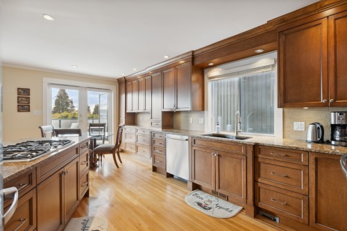 1274 Esquimalt Avenue, West Vancouver, BC 