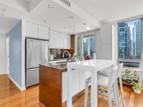 701-1005 Beach Avenue, Vancouver, BC 