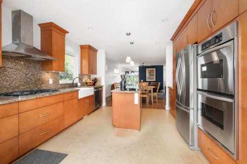 518 7Th Street E, North Vancouver, BC 