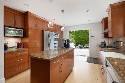 518 7Th Street E, North Vancouver, BC 