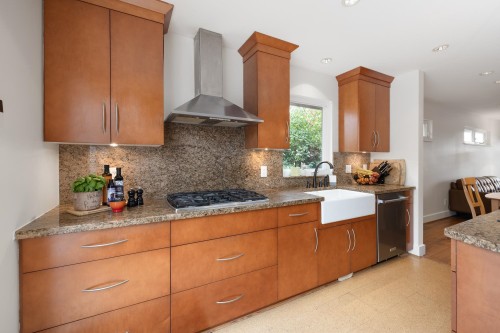 518 7Th Street E, North Vancouver, BC 