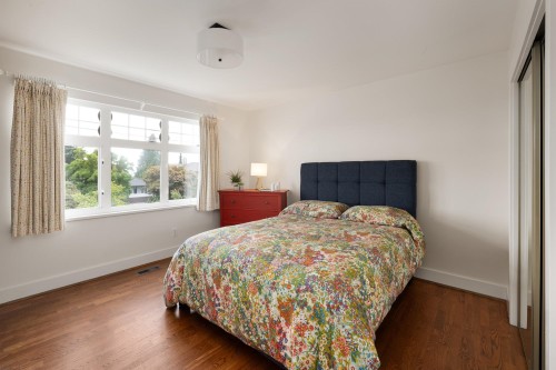 518 7Th Street E, North Vancouver, BC 