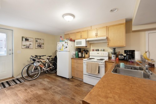 518 7Th Street E, North Vancouver, BC 