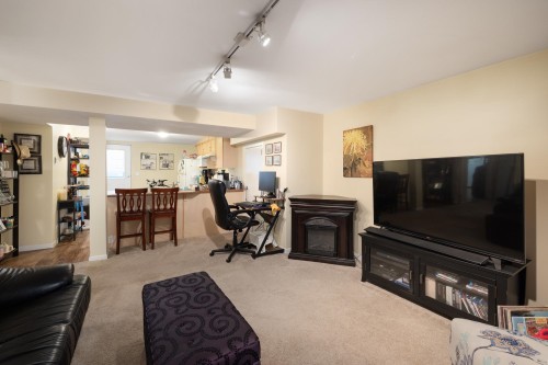 518 7Th Street E, North Vancouver, BC 