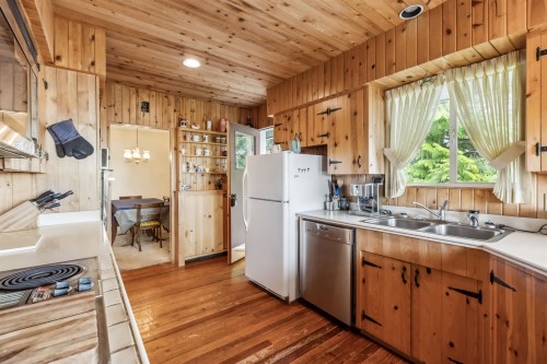 2575 Queens Avenue, West Vancouver, BC 