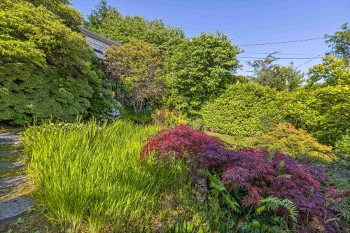 2575 Queens Avenue, West Vancouver, BC 