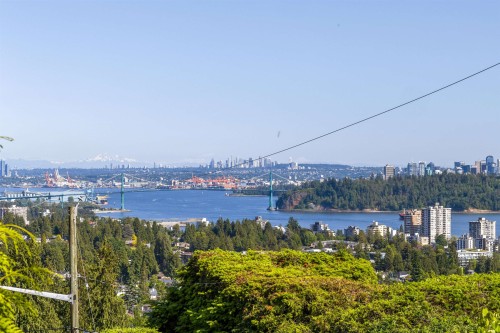 2575 Queens Avenue, West Vancouver, BC 