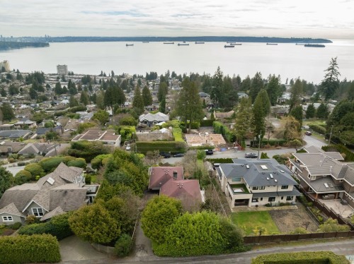 2575 Queens Avenue, West Vancouver, BC 