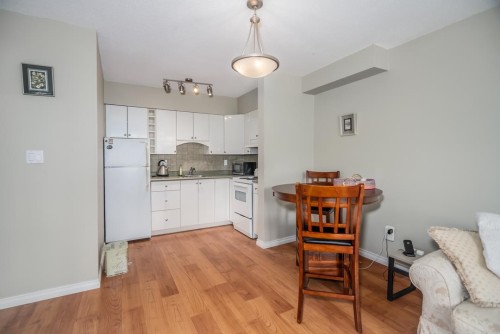 606-1425 Esquimalt Avenue, West Vancouver, BC 