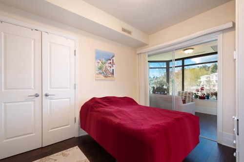 300-533 Waters Edge Crescent, West Vancouver, BC 