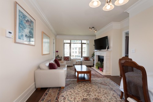 300-533 Waters Edge Crescent, West Vancouver, BC 