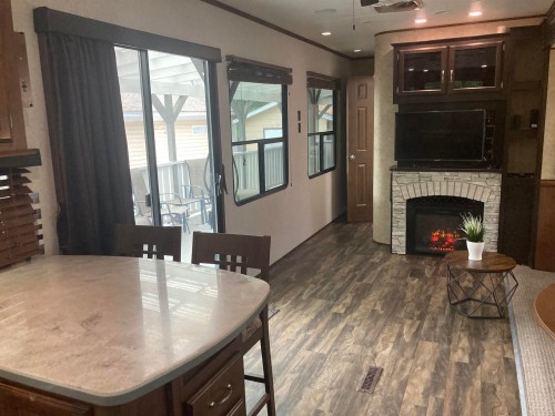 247 Tomahawk Avenue, West Vancouver, BC 