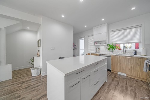 102-3423 Roxton Avenue, Coquitlam, BC 