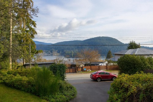 873 Baycrest Drive, North Vancouver, BC 