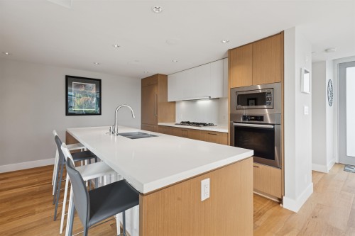 201-908 Keith Road, West Vancouver, BC 