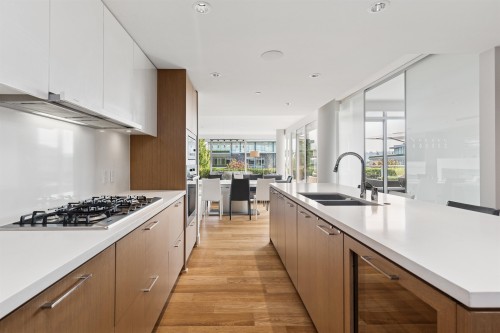 201-908 Keith Road, West Vancouver, BC 