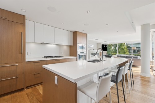 201-908 Keith Road, West Vancouver, BC 