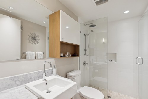 201-908 Keith Road, West Vancouver, BC 